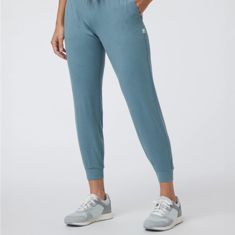 Vuori Performance Jogger in Smoke Blue Heather